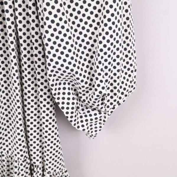 Puffärmar med prickigt mönster