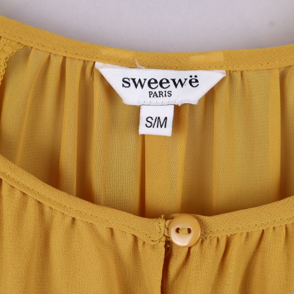 Närbild på etikett med texten sweewë Paris S/M