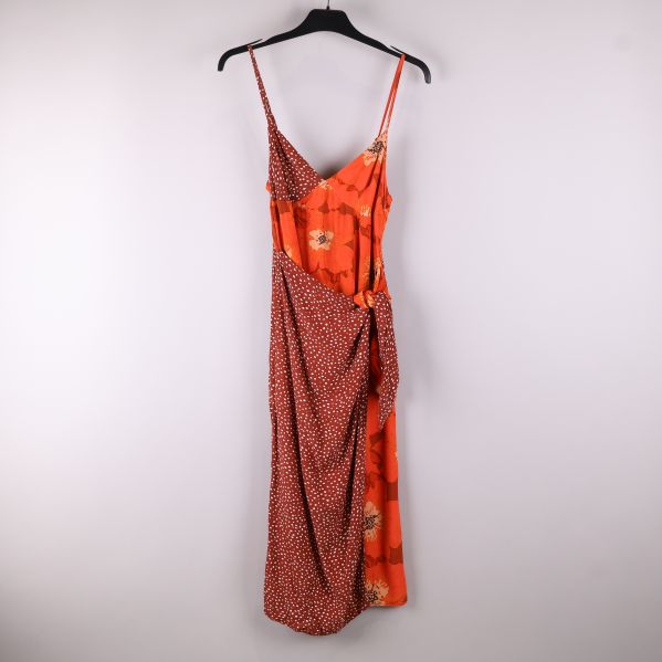 Orange sommarklänning med blommigt mönster framifrån