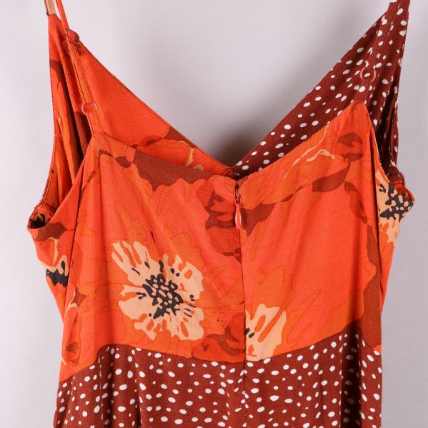 Närbild på klänningens etikett med storlek och märke