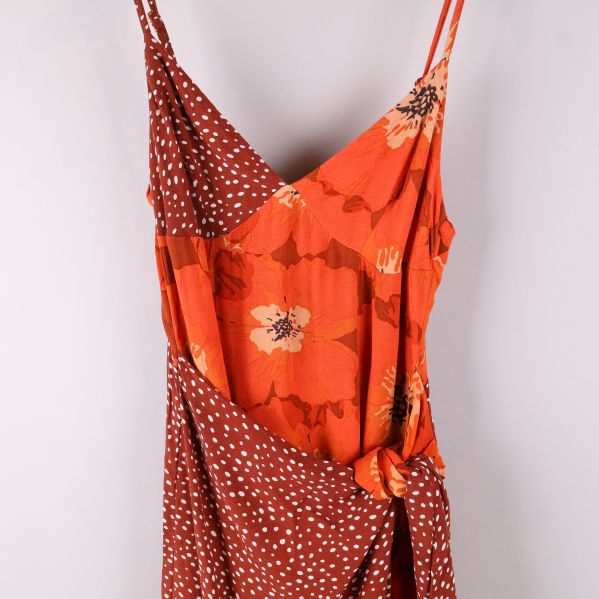 Närbild av klänningens mönster och axelband