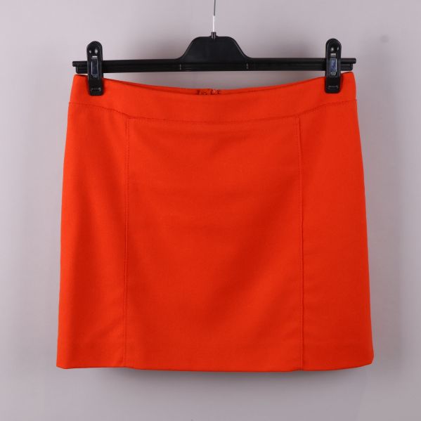 Framåtvänd orange kjol