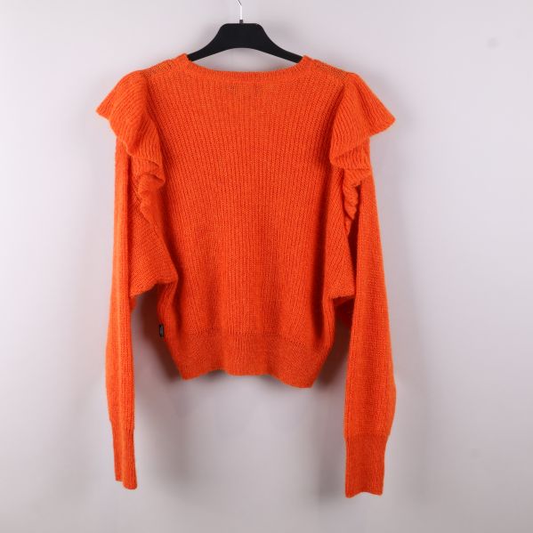 Orange tröja sett bakifrån med volangdetalj