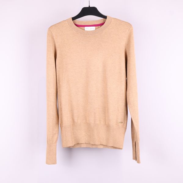 Beige tröja framifrån 