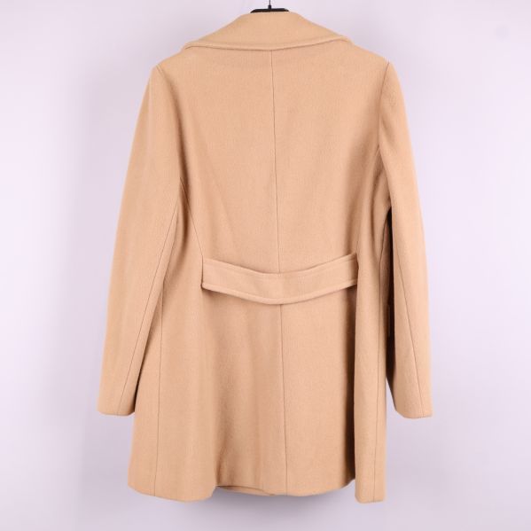Beige kappa bakifrån med bälte