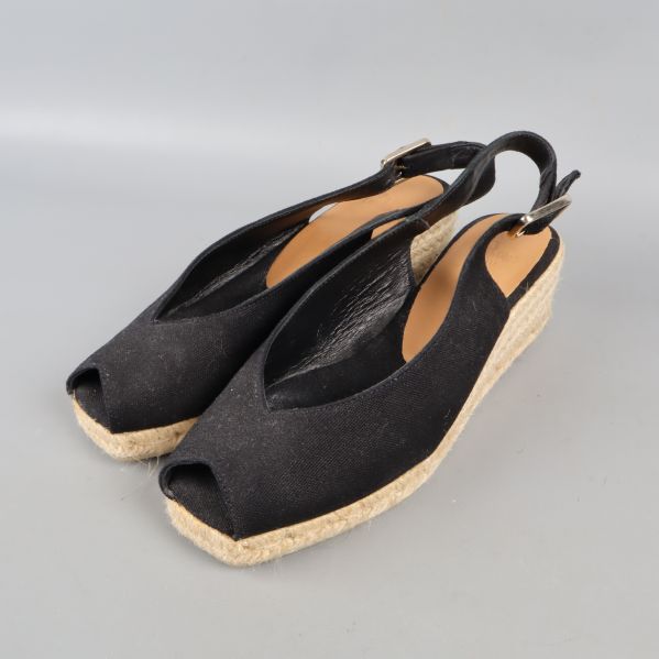 Framifrån av sandalerna med öppen tå