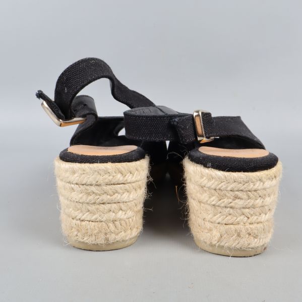 Närbild av textilmaterialet på sandalerna