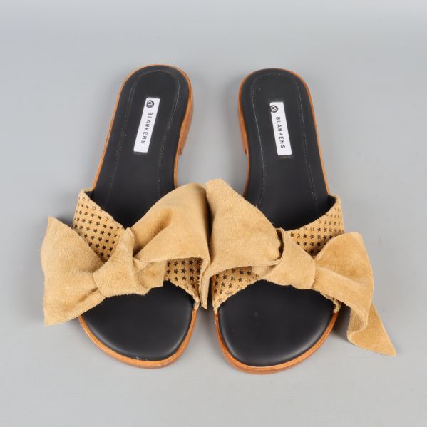 Beiga sandaler med perforerad rem och stora rosetter