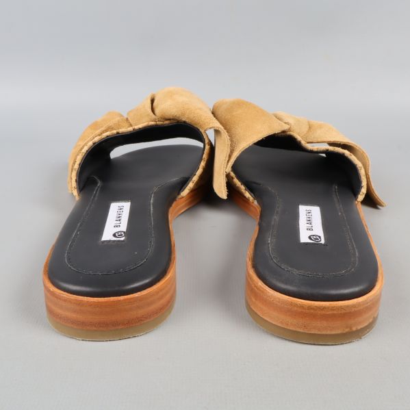 Baksida av sandaler med rosetter