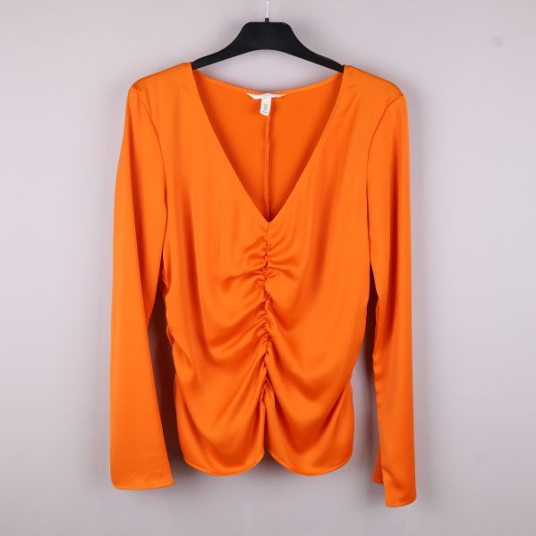 Orange blus med V-ringning och rynkad design framtill