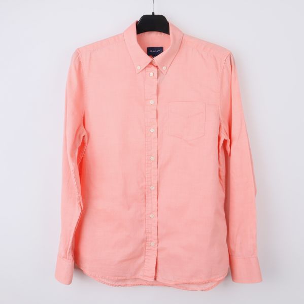 Framsida av persikafärgad skjorta med krage och knappar