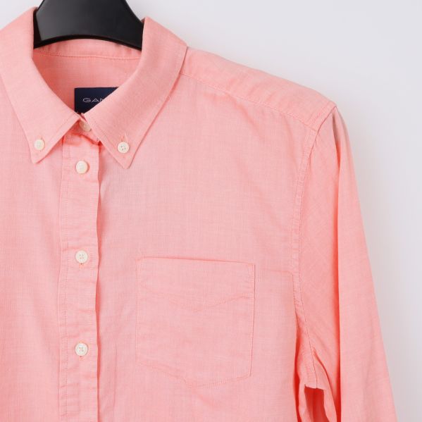 Närbild på skjortans krage och knappar