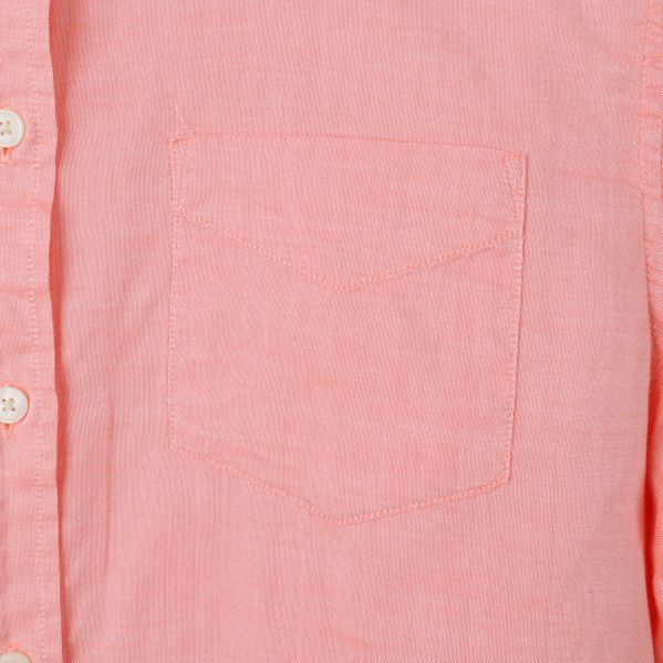 Bröstficka på persikafärgad skjorta