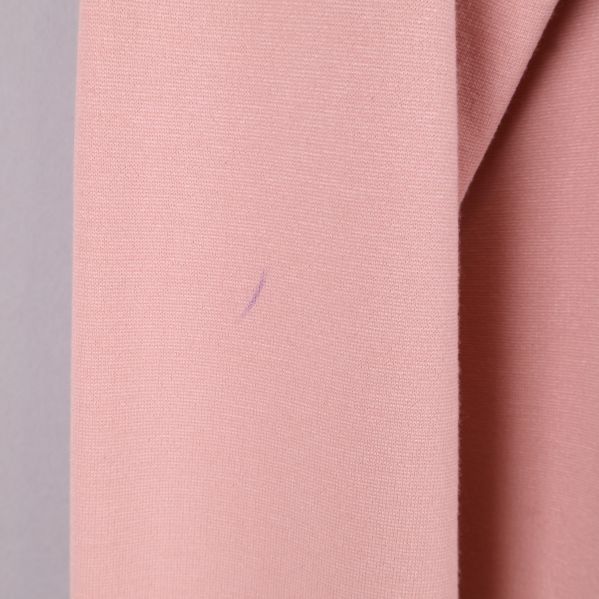 Närbild, fläck på rosa blusärm