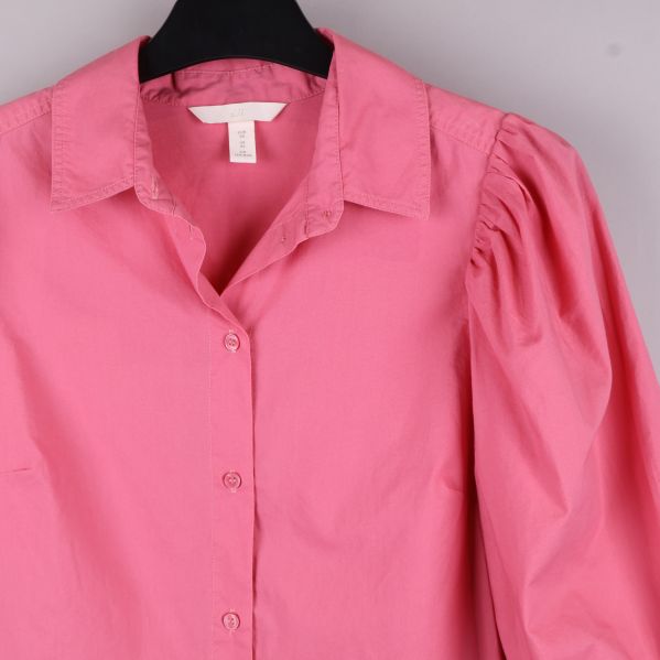 Närbild av rosa blusens förslutning