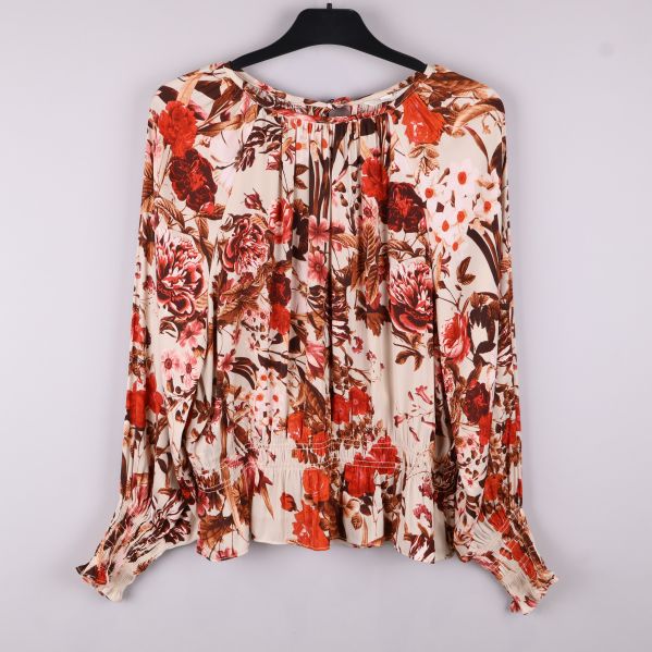 Framsida av blus med blommigt mönster