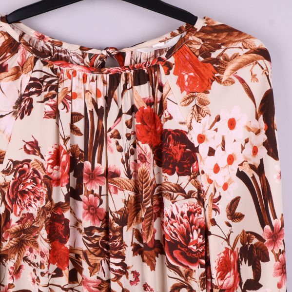 Närbild av blusens blommiga mönster