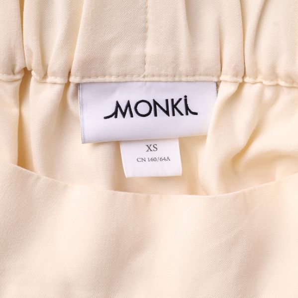 MONKI logotyp på kjolens etikett