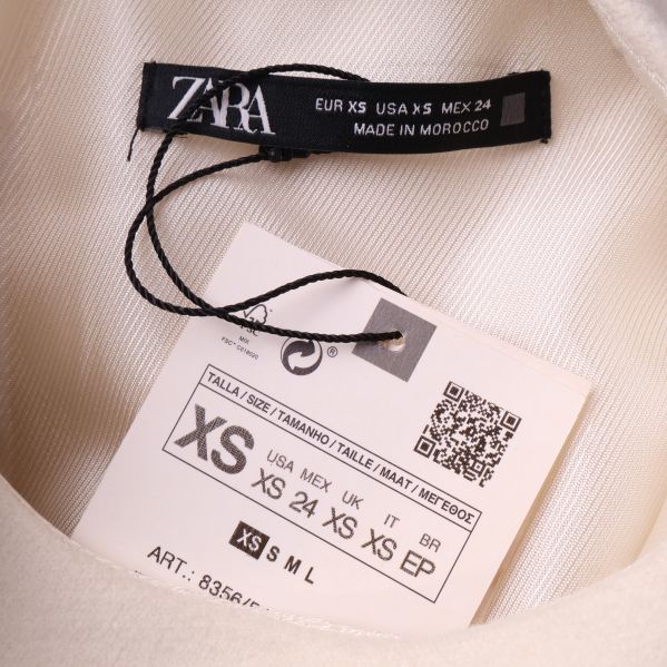 ZARA etikett inuti klänningskragen
