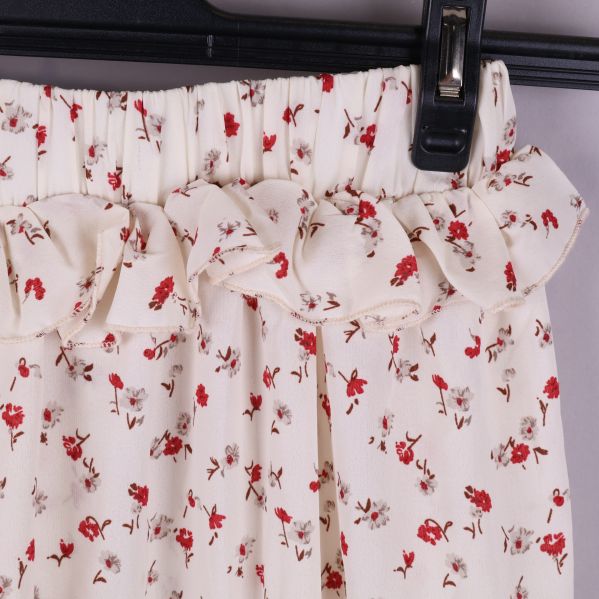 Närbild av blommig volangdetalj