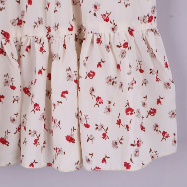 Blommigt mönster på kjolens nederdel