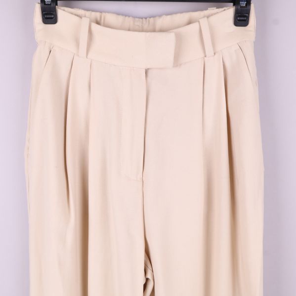 Närbild av midja på beige byxor framifrån