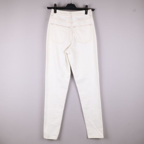 Baksida av vita jeans med fickor