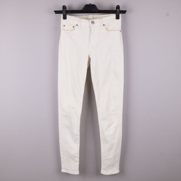 Framsida av vita smala jeans hängandes
