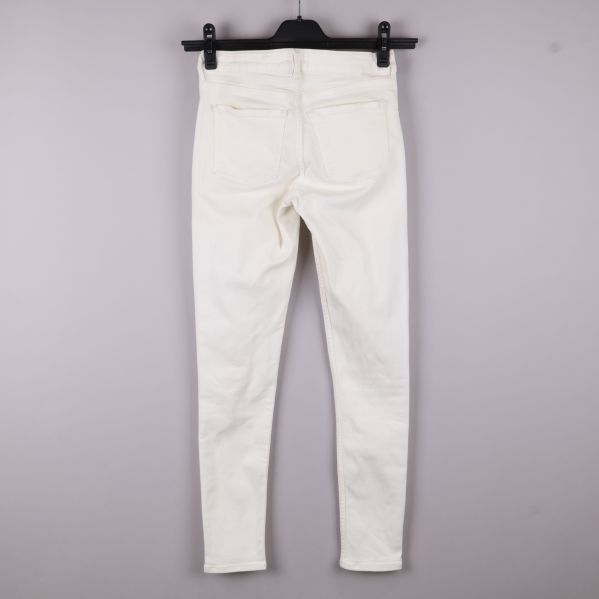 Baksida av vita smala jeans hängandes