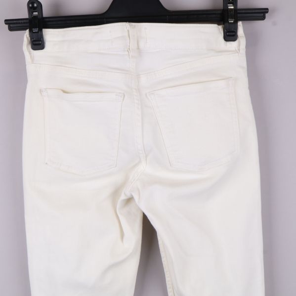 Närbild på jeans bakfickor
