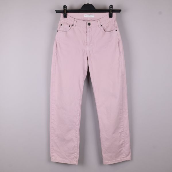 Framsida av ljuslila jeans 