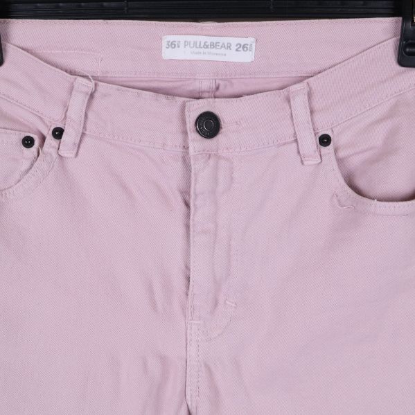 Närbild av knapp och övre del av jeans