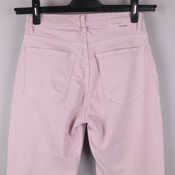 Baksida av ljuslila jeans 