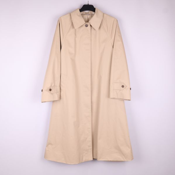 Beige trenchcoat framifrån med krage och knappar