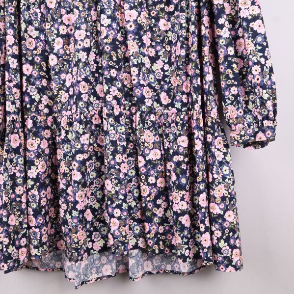 Volangdetaljer på blommig klänning