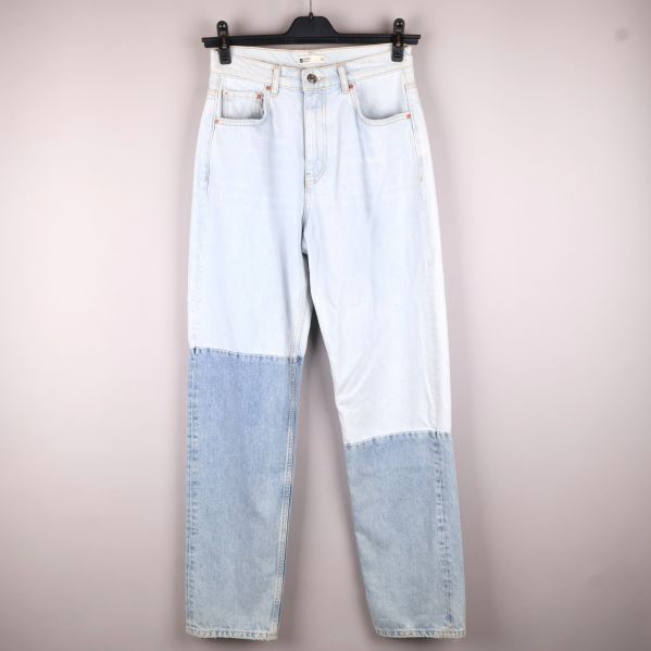Framsidan av ljusblå tvåfärgade jeans