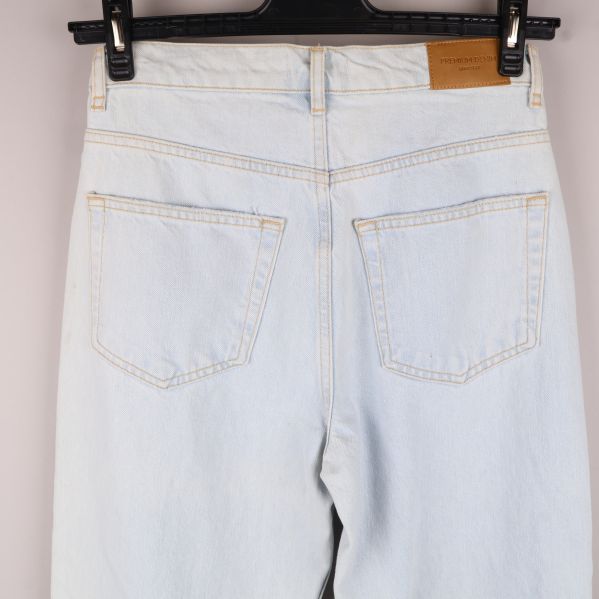 Närbild på bakfickor och baksida av jeans