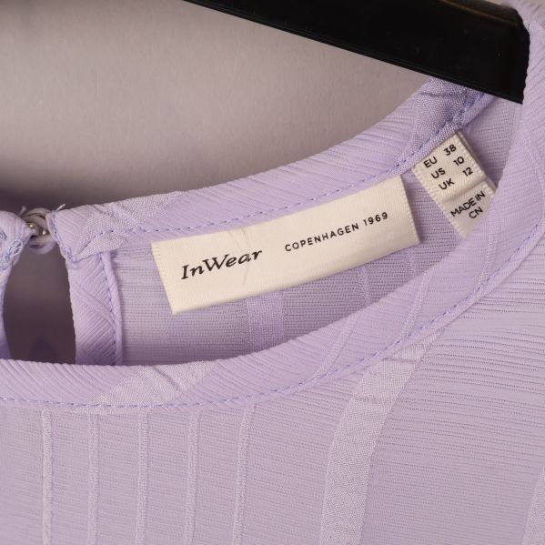 InWear etikett på lila blusens krage