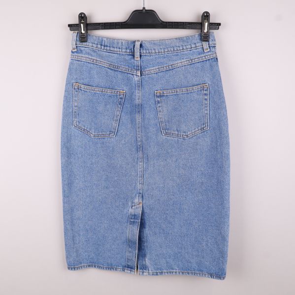 Baksidan av jeanskjol med fickor