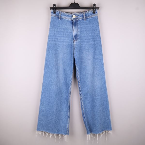 Framsidan av jeans med fransig fåll