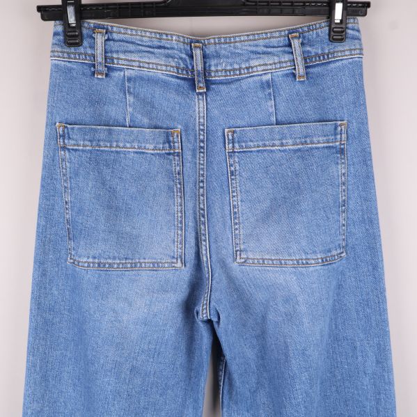 Närbild på jeans bakfickor