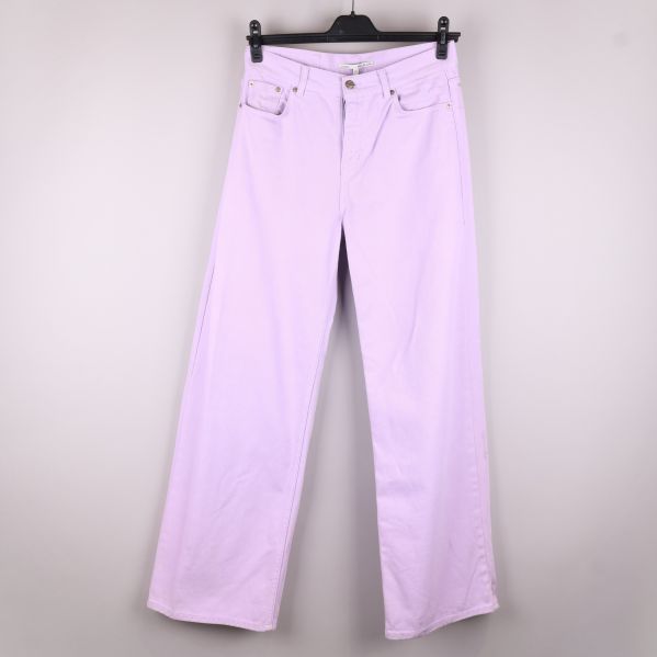 Framsidan av ljuslila jeans med raka ben