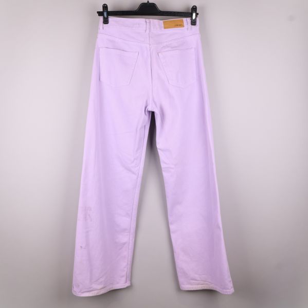 Baksidan av ljuslila jeans med fläckar