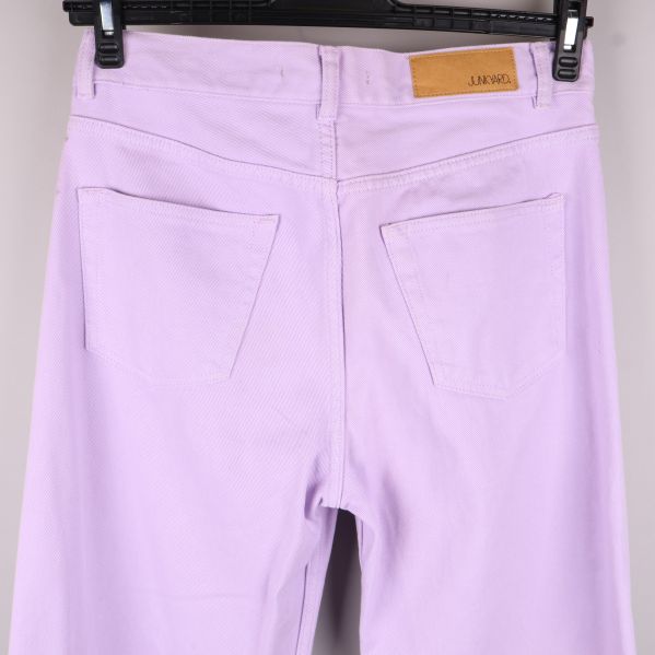 Närbild på jeansens baksida och etikett