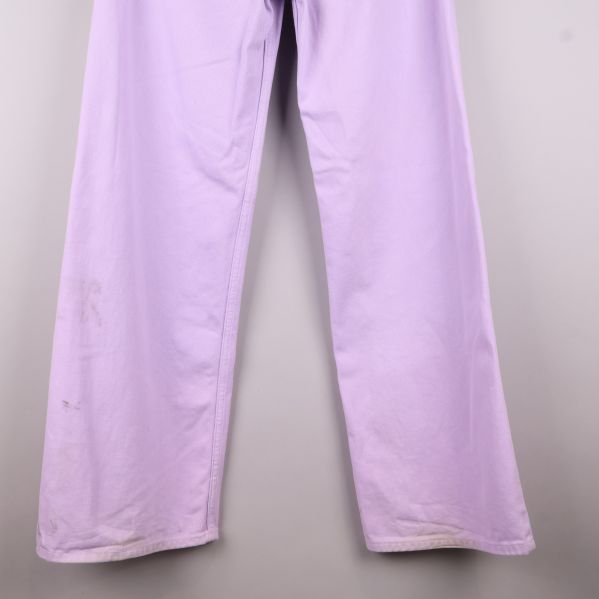 Fläck på vänster ben av jeans