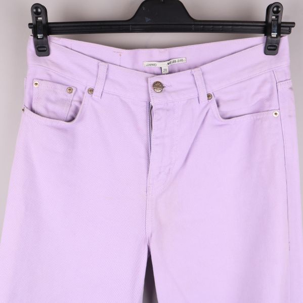 Närbild av jeans framtill med knapplås