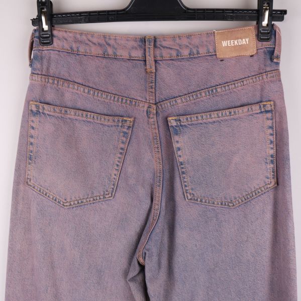 Närbild på jeans bakfickor