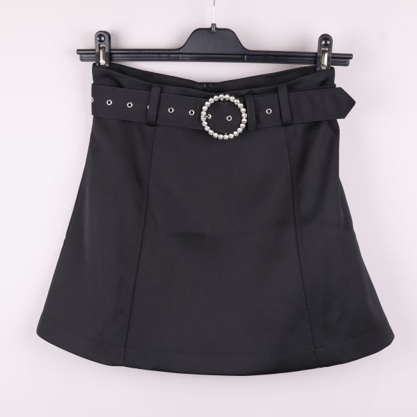 Svart kjol framifrån med bälte