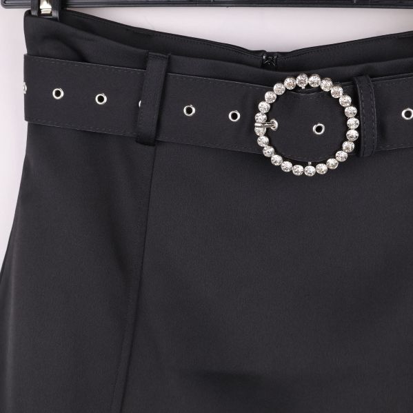 Närbild på dekorativt bälte med pärlor