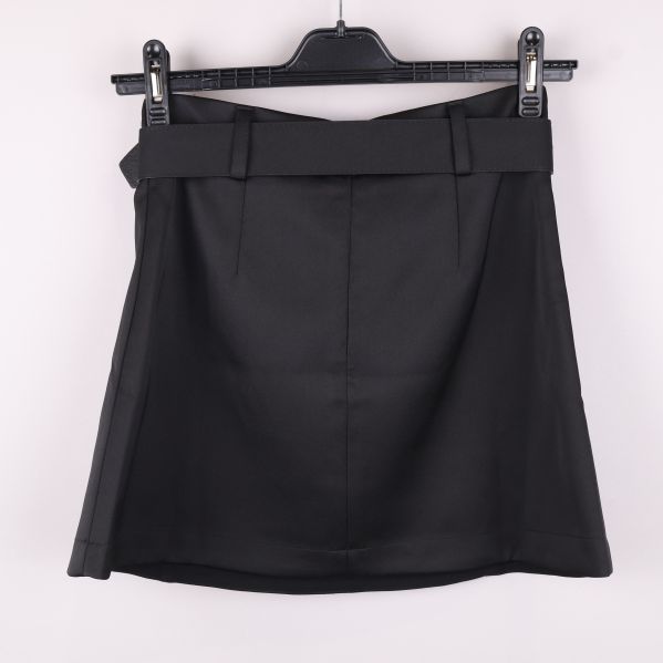 Svart kjol sedd bakifrån